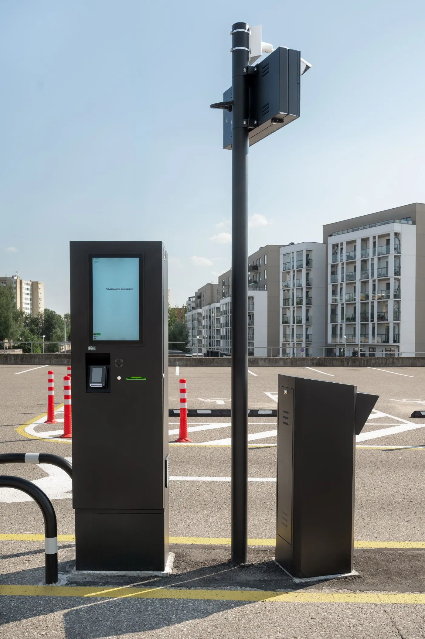 Įvažiavimo terminalas su ekranu ir ANPR kamera aikštelėje prie „Arena Vilnius“