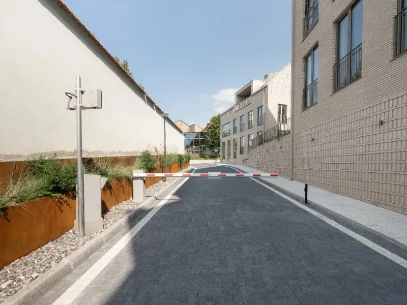 Siauras įvažiavimas su eismo reguliavimo įranga